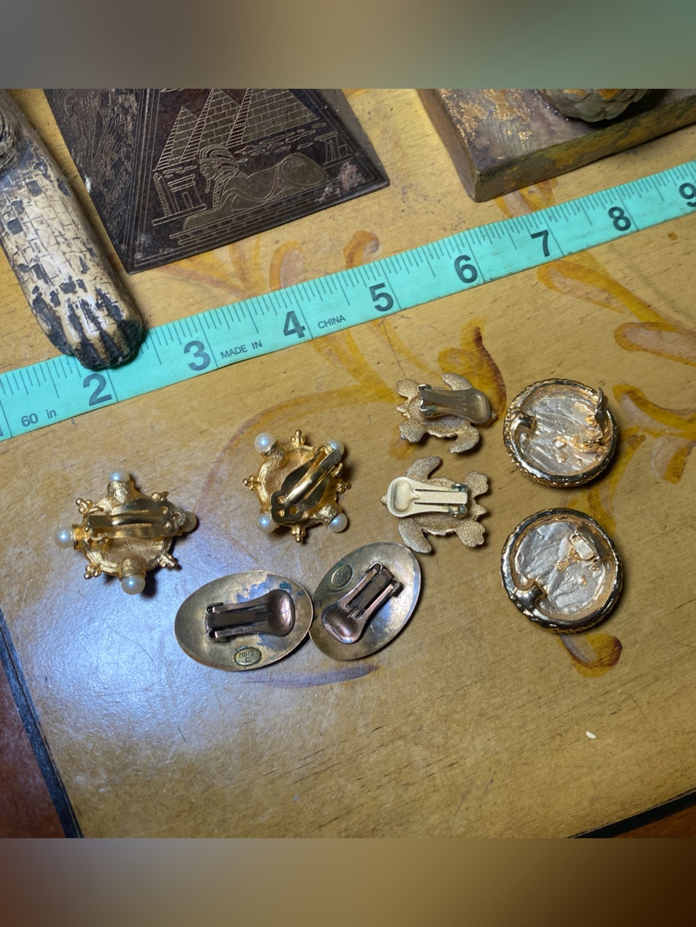 Vintage gold tone clip on earrings - Picture 5 of 6